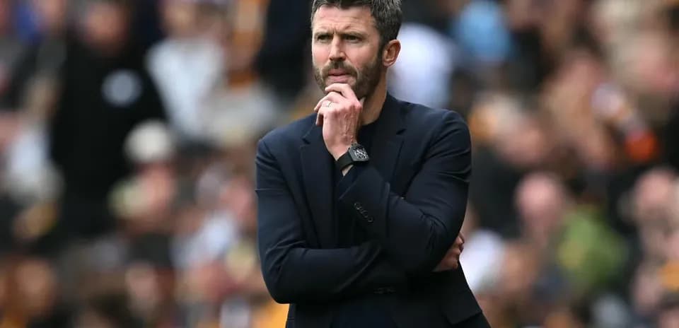 Entrenador observando el partido desde la línea lateral
