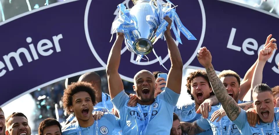 Jugadores de Manchester City celebrando el trofeo Premier League