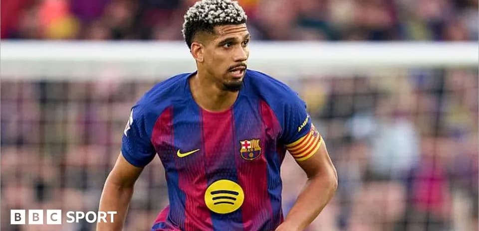 Jugador del FC Barcelona corriendo en el campo