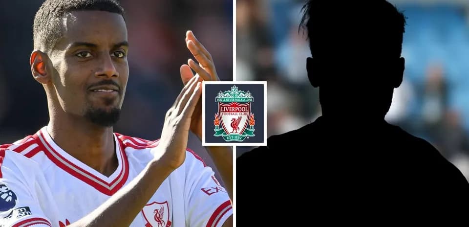 Jugador de Liverpool aplaudiendo en el campo