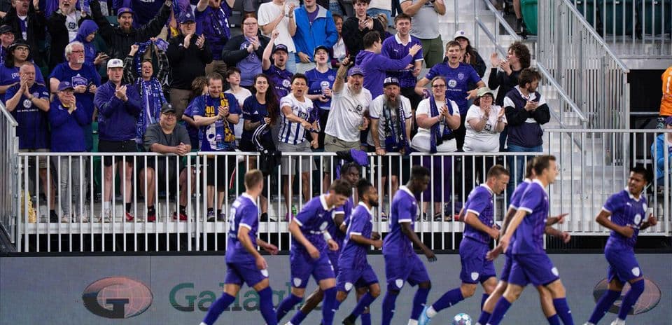 Aficionados de Louisville City apoyando al equipo