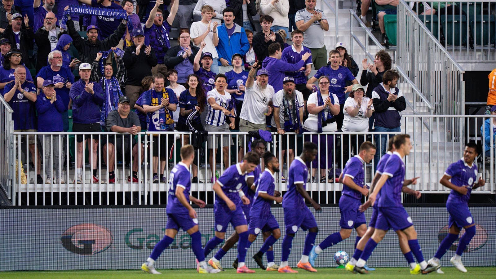 Aficionados de Louisville City apoyando al equipo