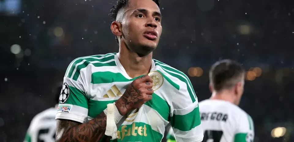 Jugador de Celtic celebrando en el campo de juego