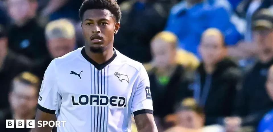 Jugador de Derby County en el campo durante un partido