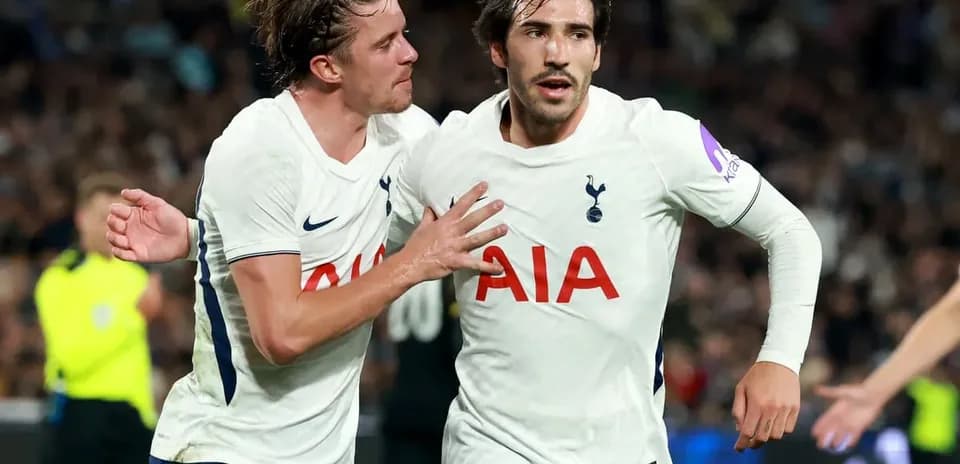 Jugadores de Tottenham celebrando un gol juntos
