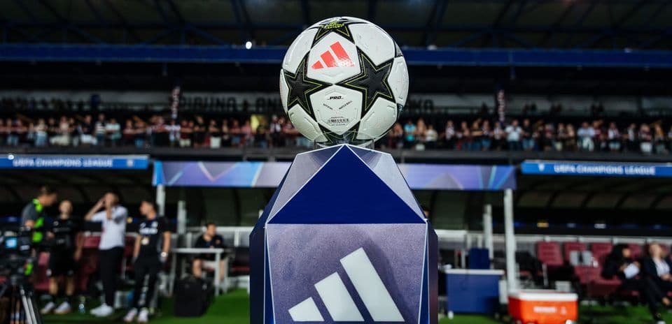 Trofeo de la UEFA Champions League con balón