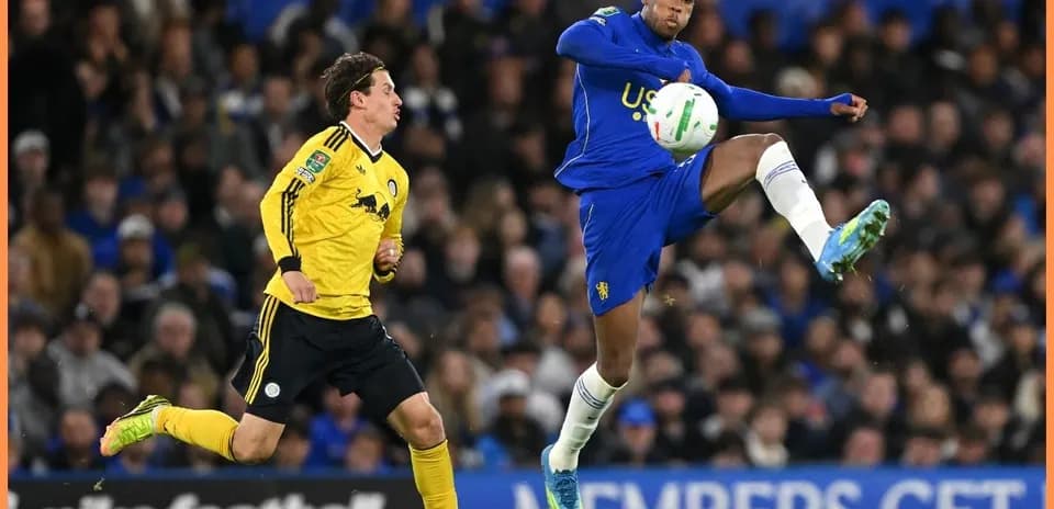Jugador de Chelsea controla el balón en el partido