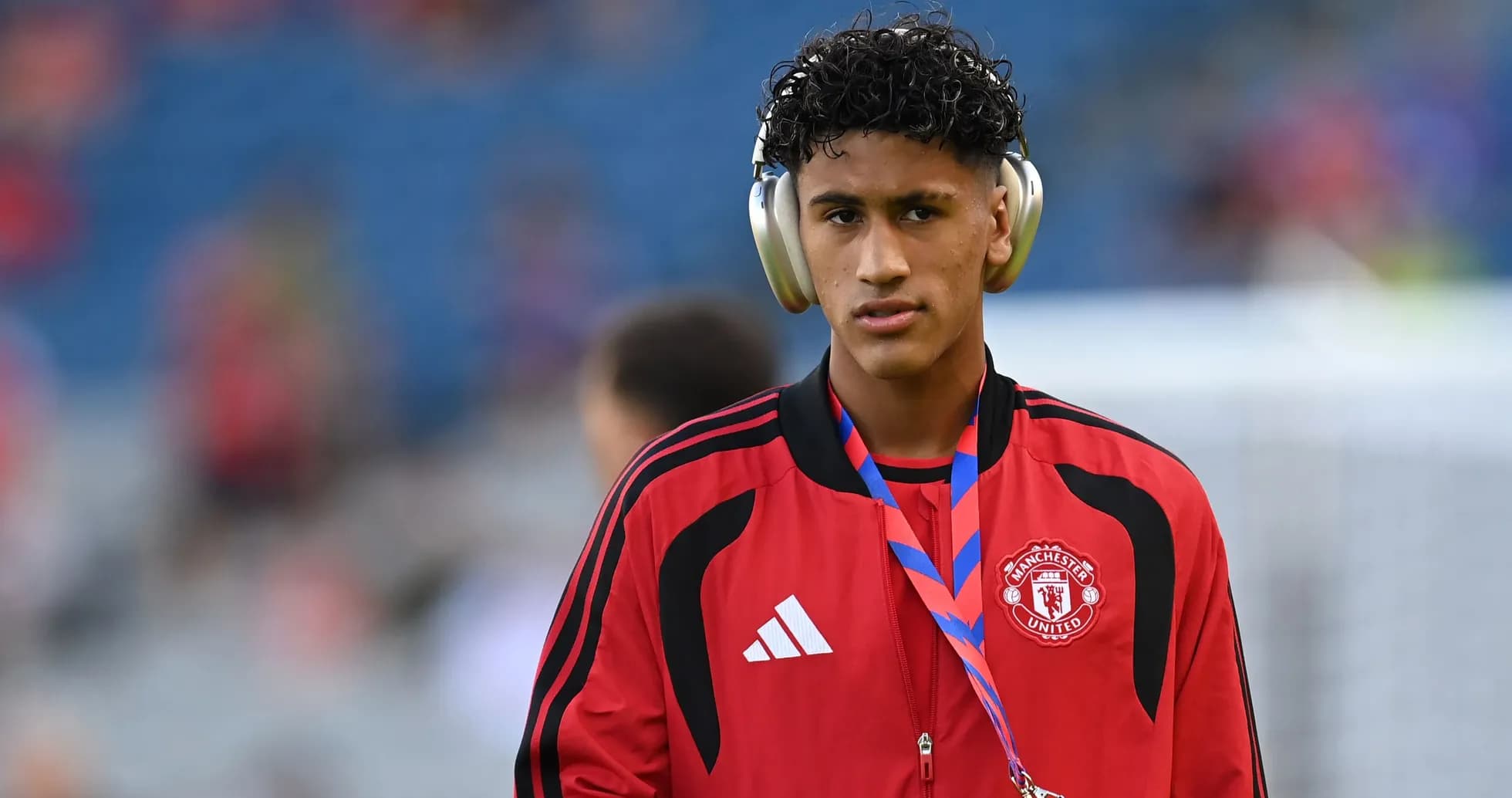 Jugador de Manchester United con auriculares en calentamiento