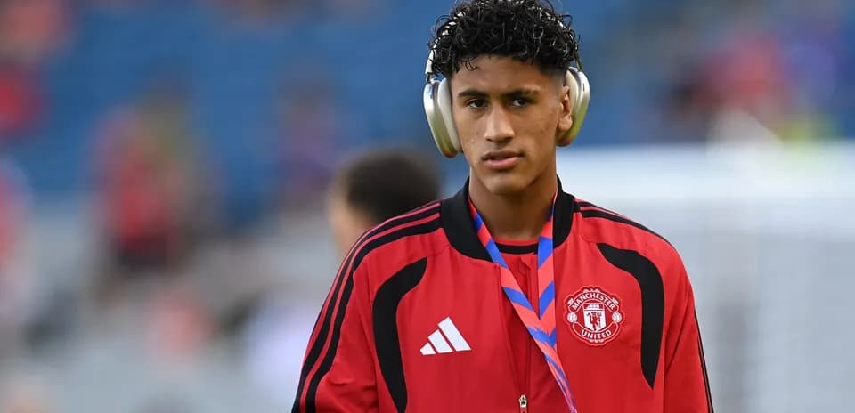 Jugador de Manchester United con auriculares en calentamiento