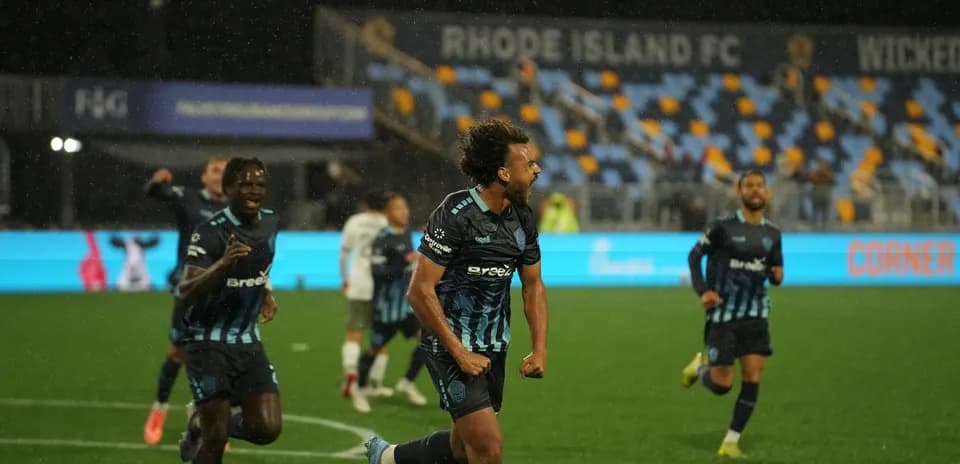 Jugador de Rhode Island celebra un gol