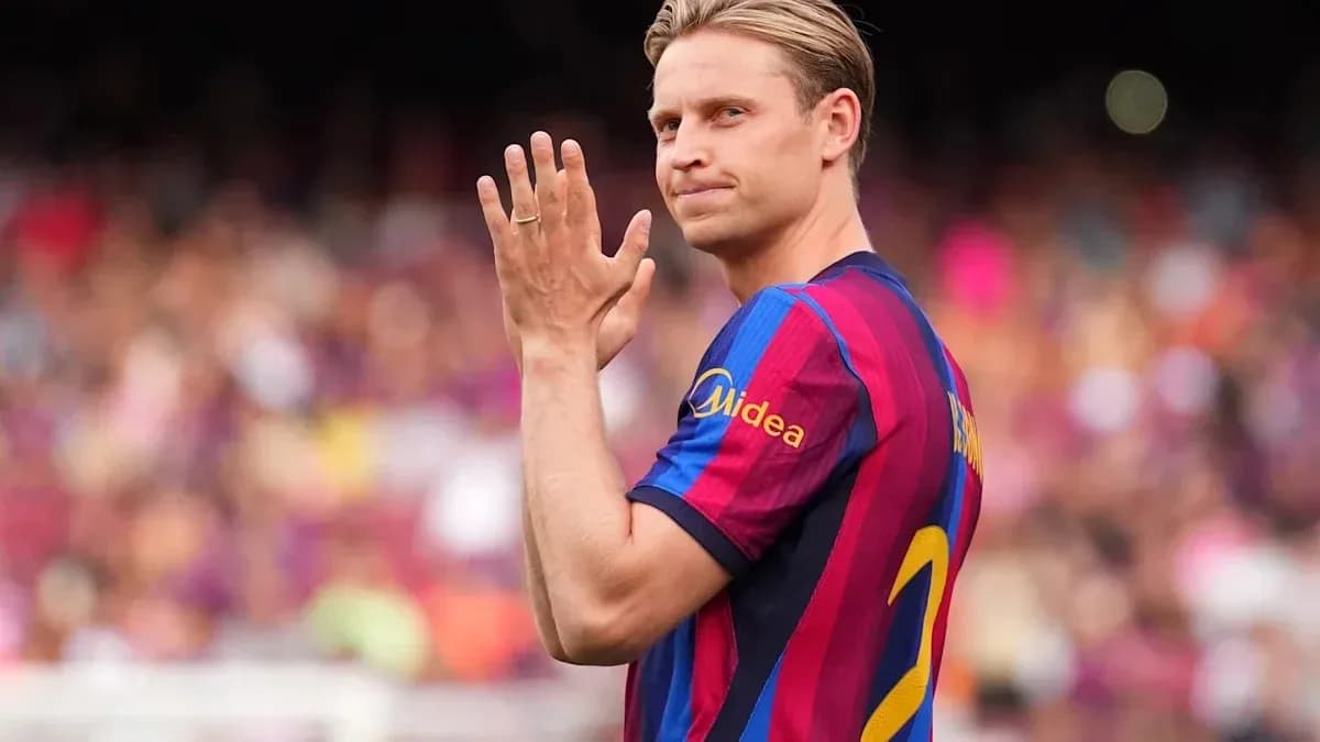 Jugador del FC Barcelona saludando a la afición