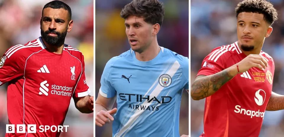 Tres jugadores de fútbol en acción durante un partido