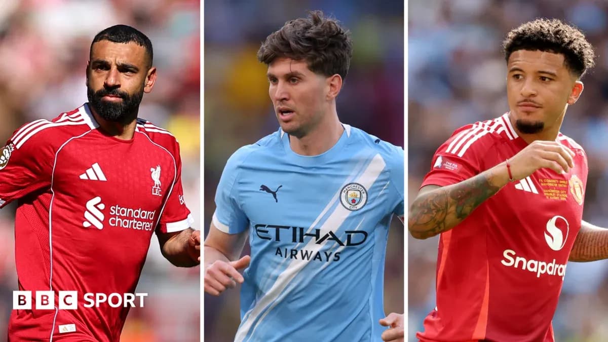 Tres jugadores de fútbol en acción durante un partido
