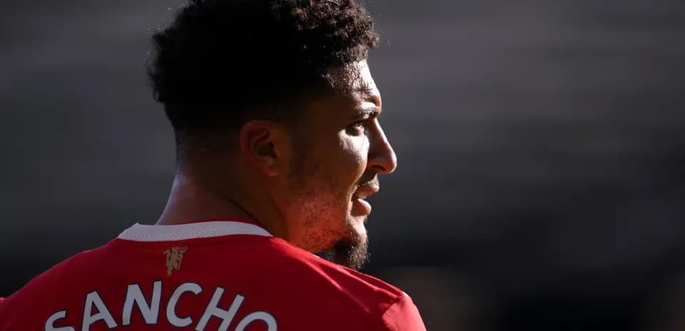 Jugador con camiseta roja mirando hacia un lado