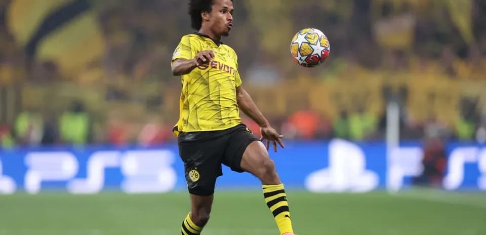 Jugador de Borussia Dortmund controlando el balón