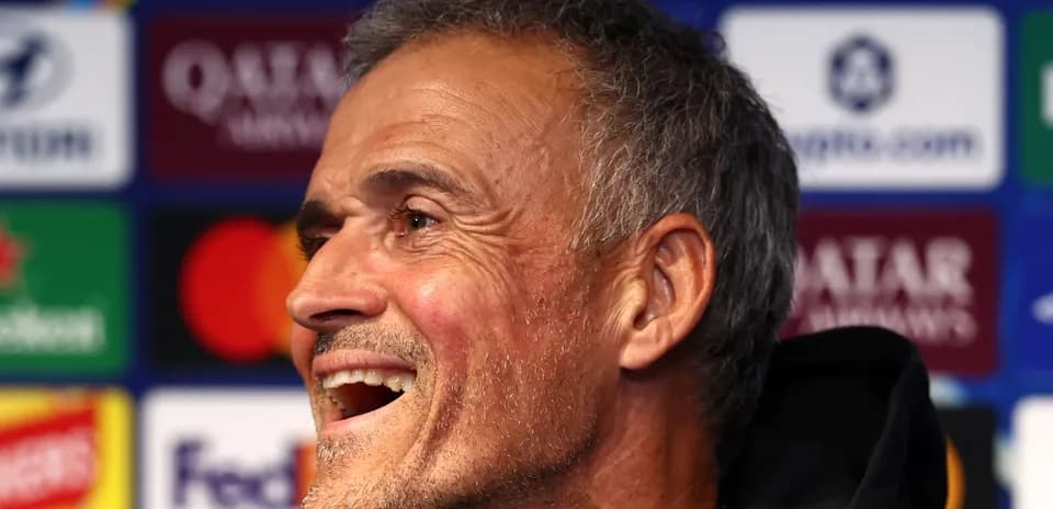 Entrenador sonriendo durante conferencia de prensa