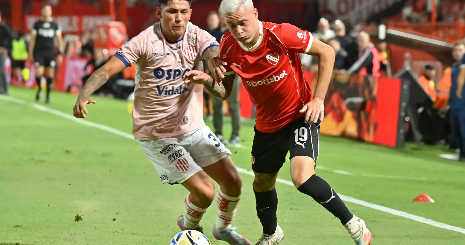 Dos jugadores luchando por el balón en el partido