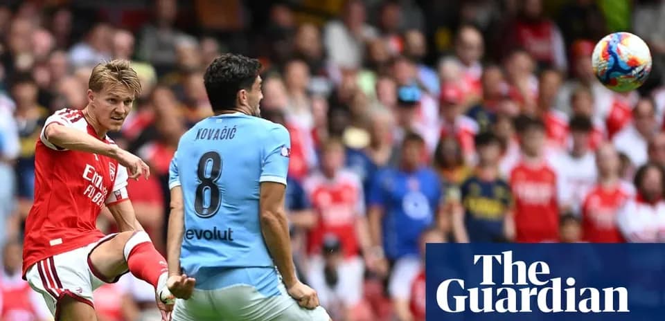 Jugador del Arsenal lanzando el balón a portería