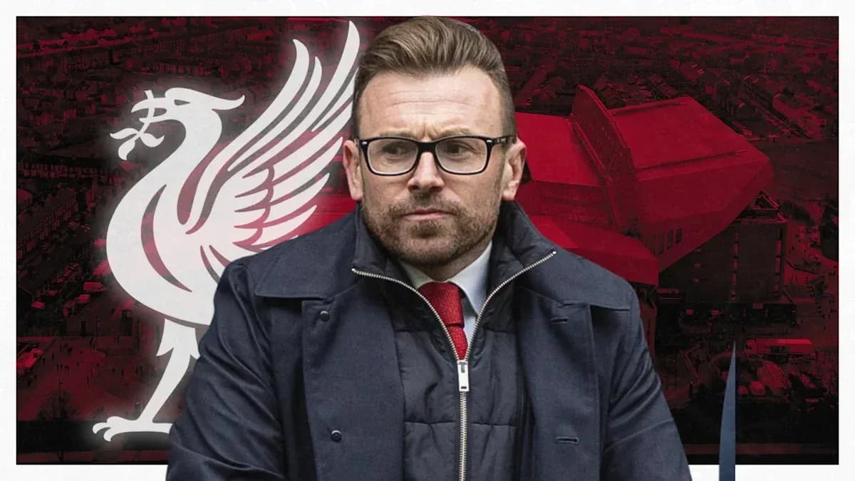 Persona frente al logo del Liverpool FC