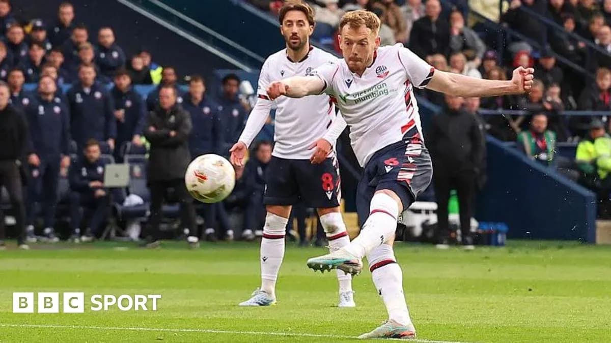 Jugador de Bolton ejecutando un tiro durante el partido