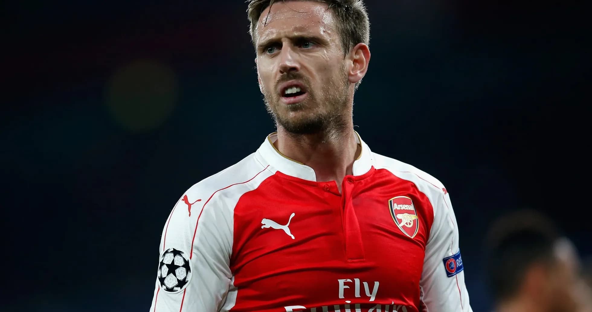Jugador de Arsenal en acción durante el partido