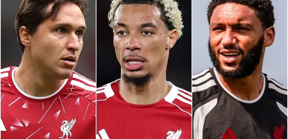 Tres jugadores de Liverpool en uniformes rojos