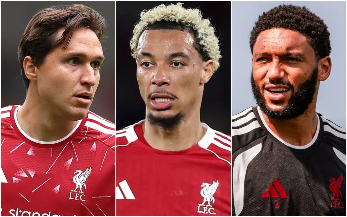Tres jugadores de Liverpool en uniformes rojos