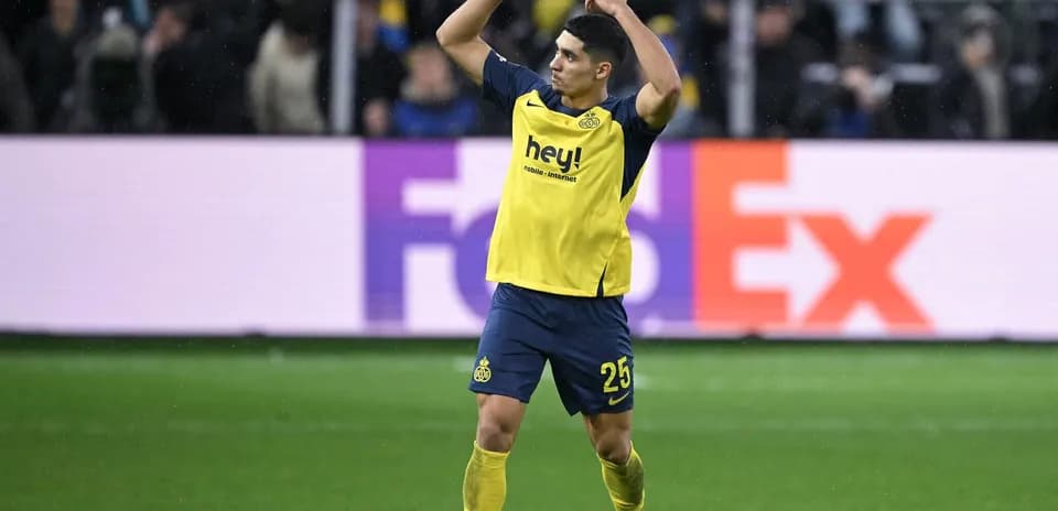Jugador celebrando en el campo de fútbol