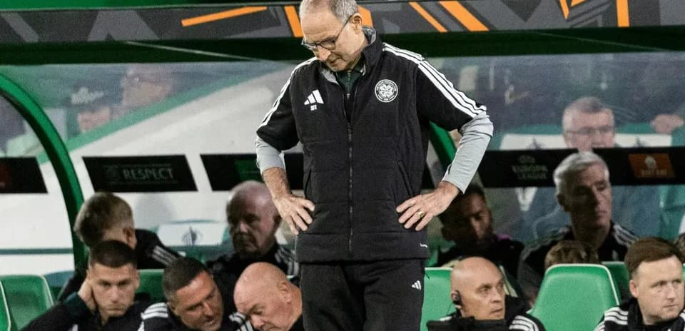Entrenador preocupado en el banquillo durante el partido
