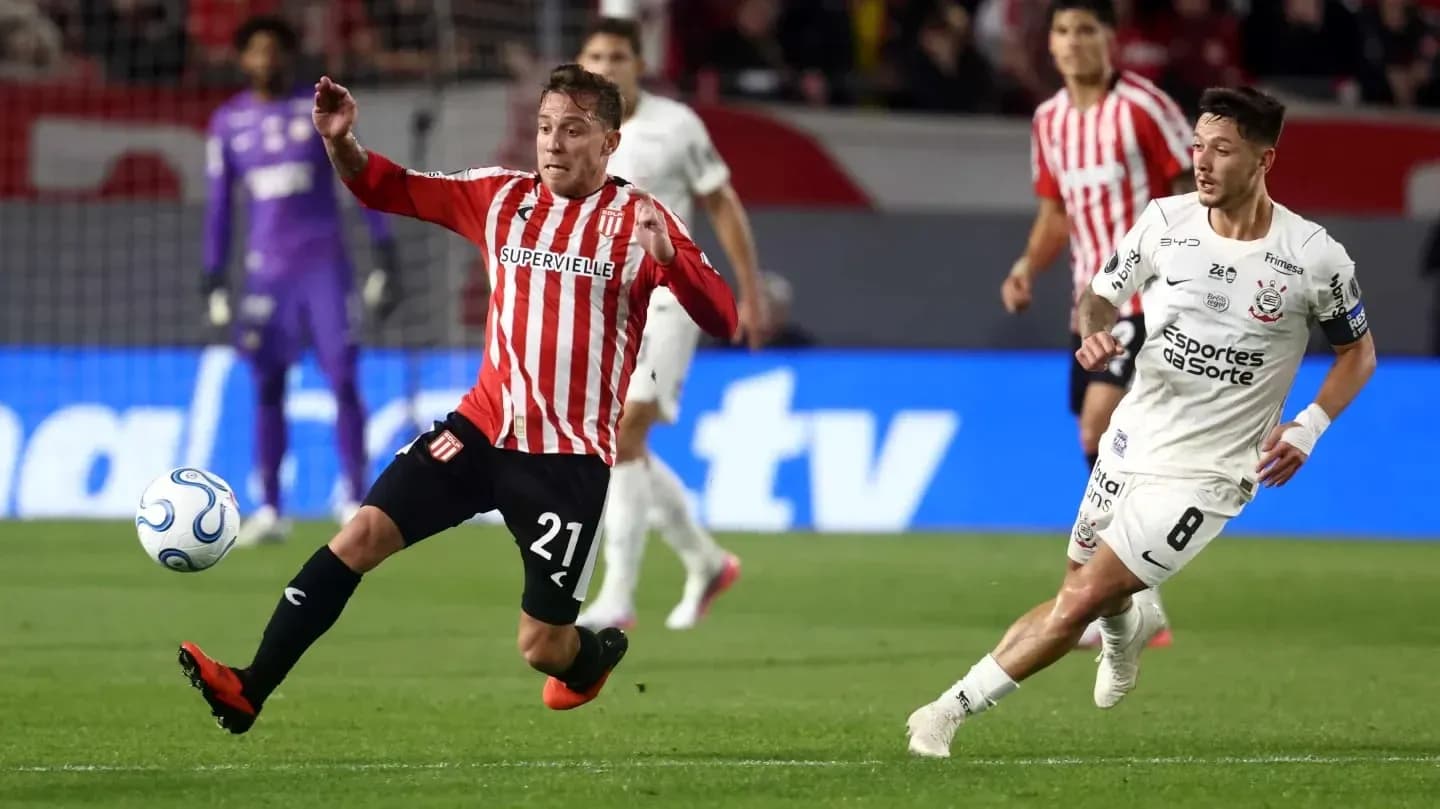 Jugador de Estudiantes L.P. en acción contra Corinthians