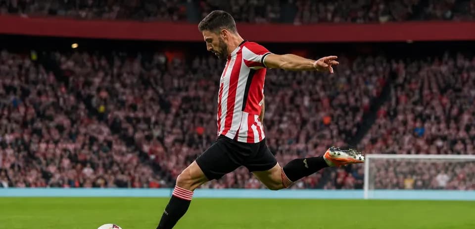 Jugador pateando el balón en el campo de fútbol