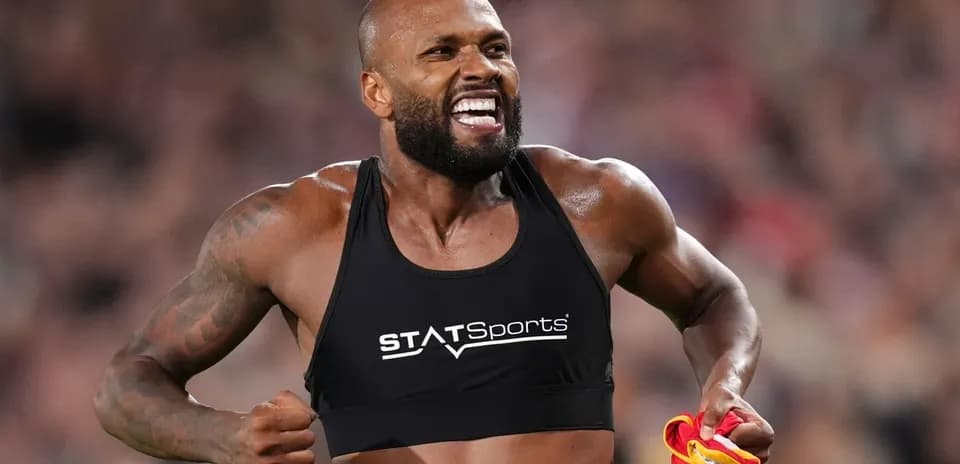 Atleta corriendo con camiseta de entrenamiento y sonrisa