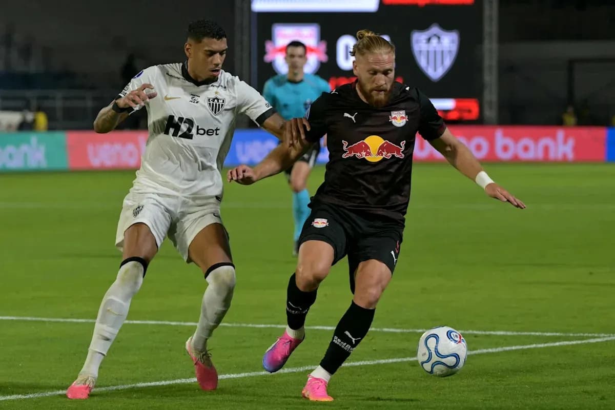 Jugadores compitiendo por el balón en el partido