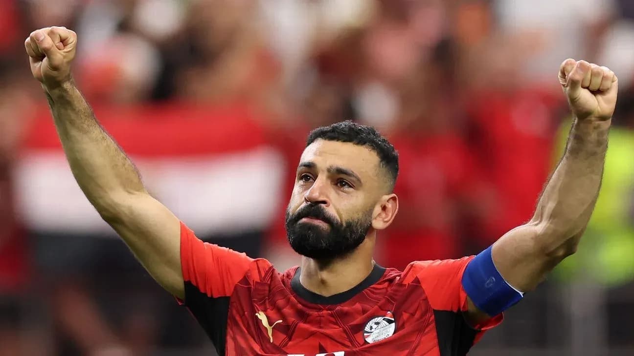 Jugador egipcio levantando el puño en celebración