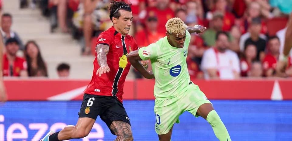 Jugador de Mallorca y Villarreal en acción