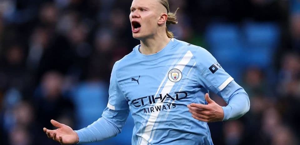 Jugador de Manchester City reclamando durante el partido