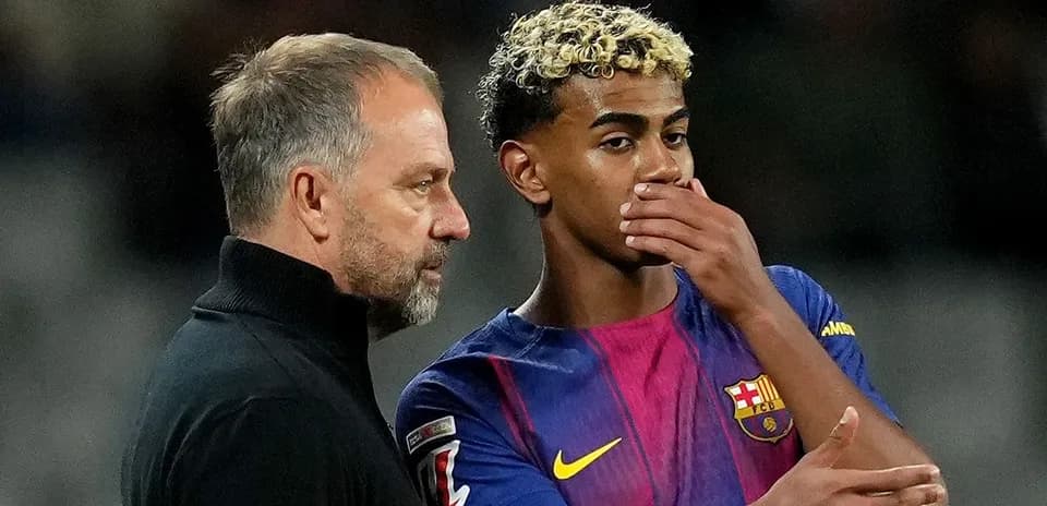 Entrenador conversando con jugador de Barcelona durante partido