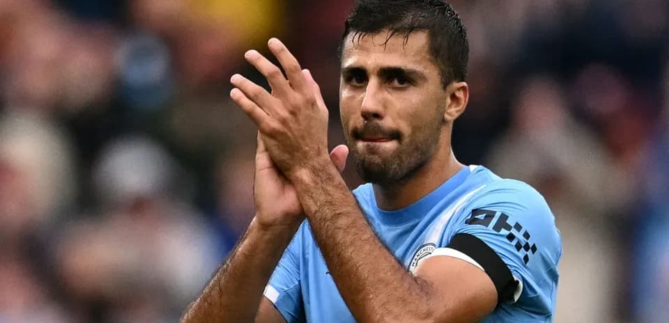 Jugador aplaudiendo tras el partido en el estadio
