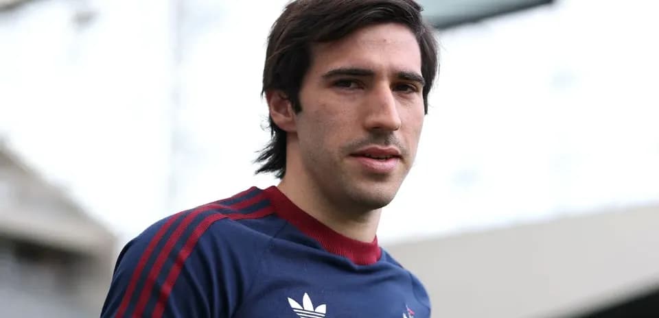 Jugador posando en camiseta de entrenamiento de equipo