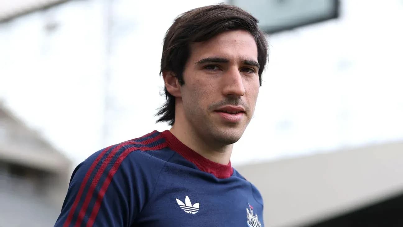 Jugador posando en camiseta de entrenamiento de equipo