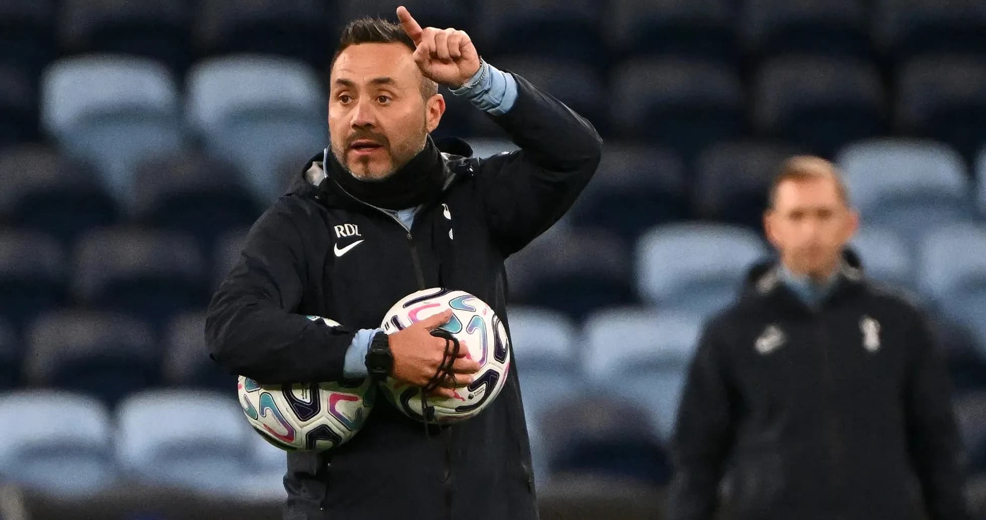 Entrenador dirigiendo una sesión con balones en mano