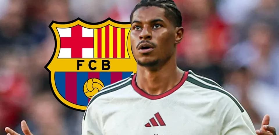 Jugador con camiseta blanca frente al logo del FC Barcelona