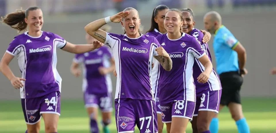 Jugadoras de Fiorentina celebrando un gol