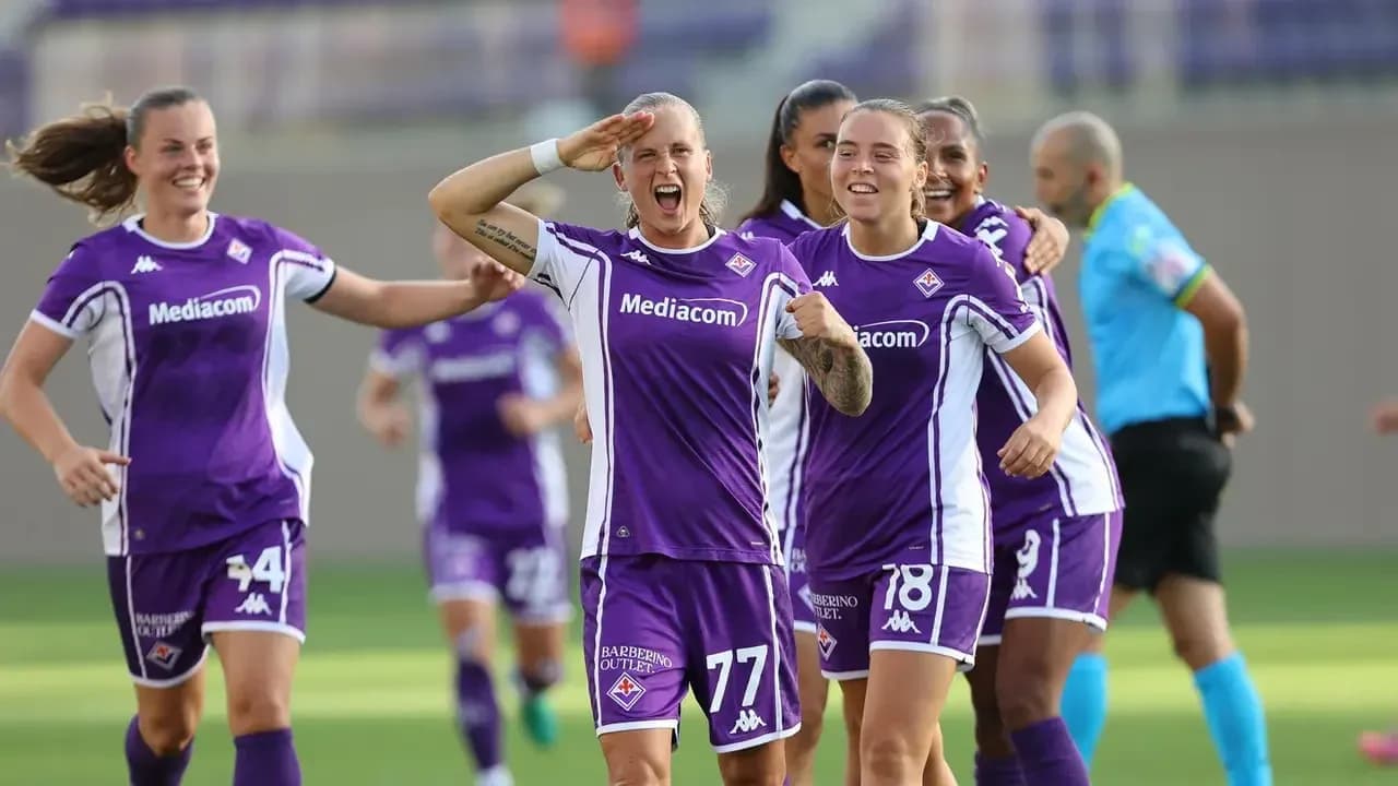 Jugadoras de Fiorentina celebrando un gol