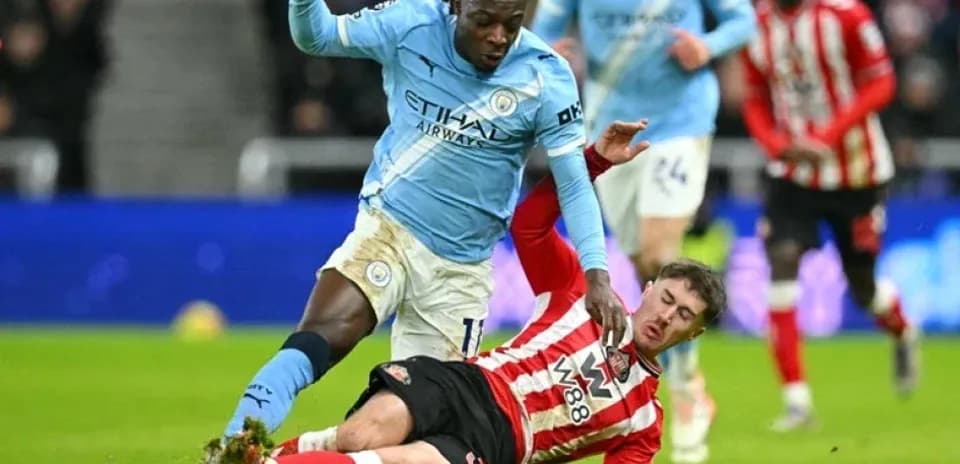 Jugador de Manchester City superando a oponente de Southampton