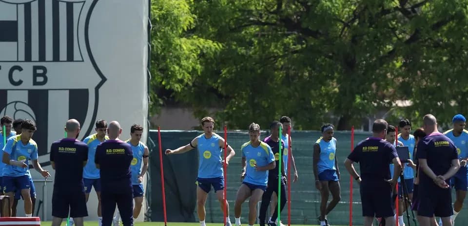 Equipo entrenando en el campo de fútbol