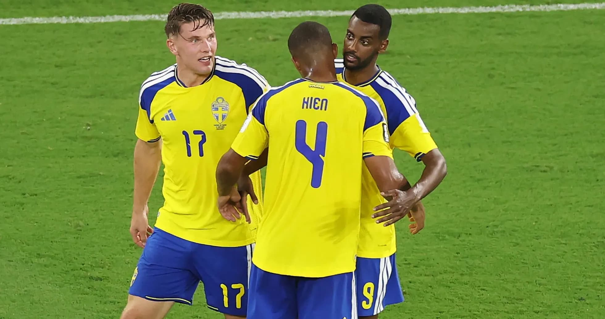 Jugadores de Suecia celebrando un momento en el partido