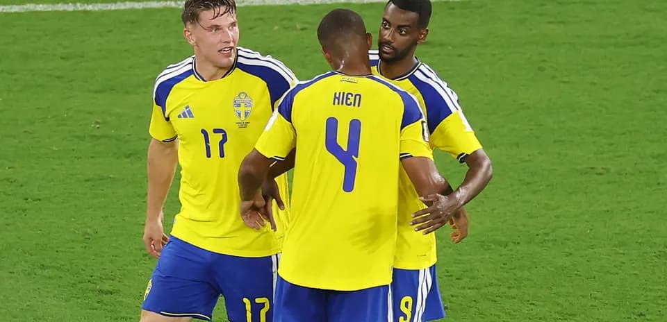 Jugadores de Suecia celebrando un momento en el partido