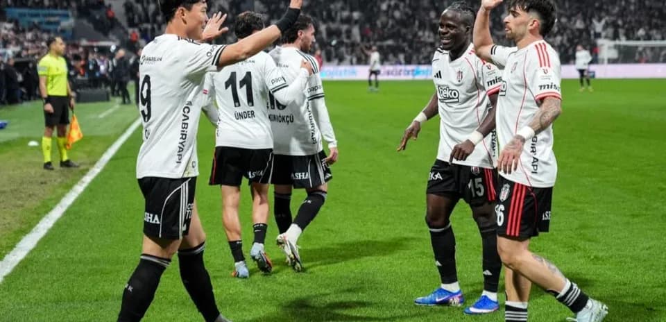 Jugadores de Beşiktaş celebrando un gol