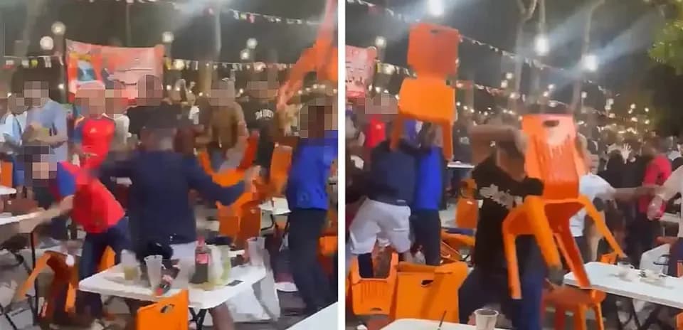 Personas lanzando sillas en un bar abarrotado